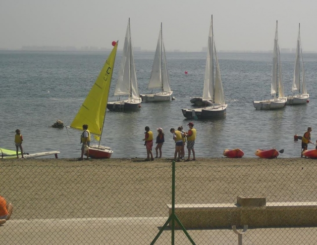 Con los barcos de vela y chalecos amarillos